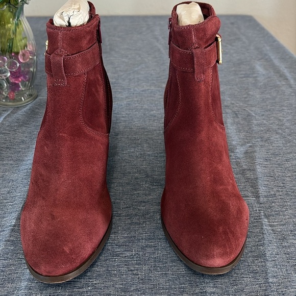 NWT Women’s Size 6.5, 8.5, and 10 Diba Sleek Burgundy Booties - Picture 2 of 8